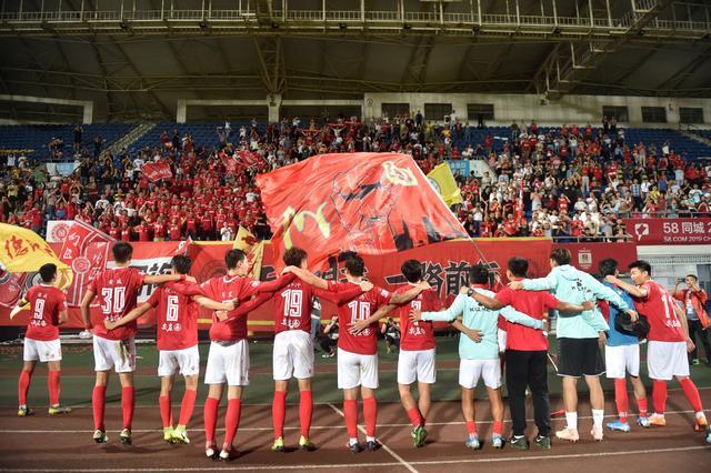 豪宅风波后，全红婵带伤赴新疆滑雪，再次陷入争议，樊振东说对了